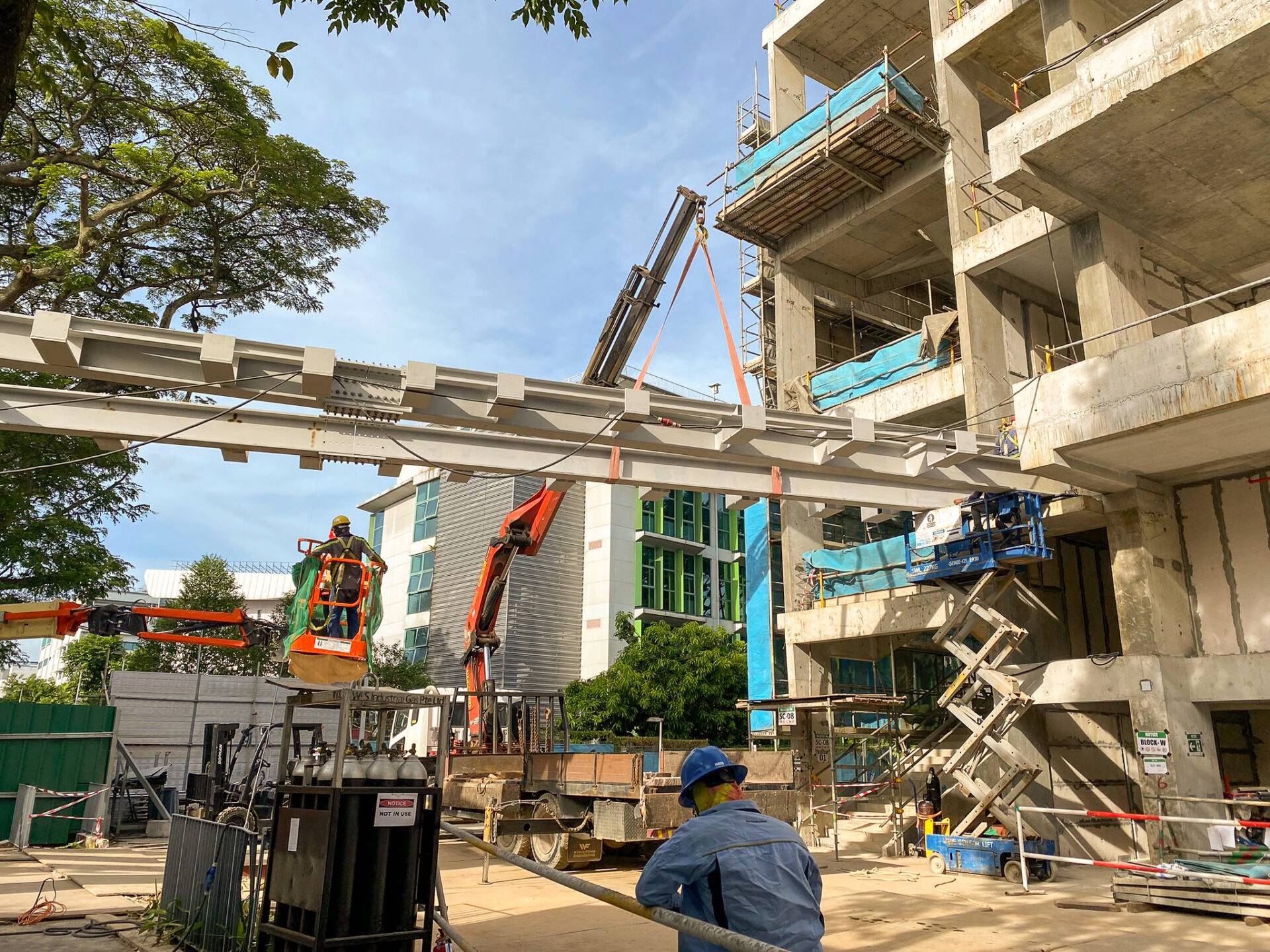 Link Bridge Structure Lifting